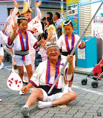 「あ！おじいちゃんが…アハハア…コケちゃったよ！」間室継三郎